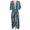 Dunkel-türkis-weißes Tie-Dye Kimono-Kleid auf einem Mannequin.