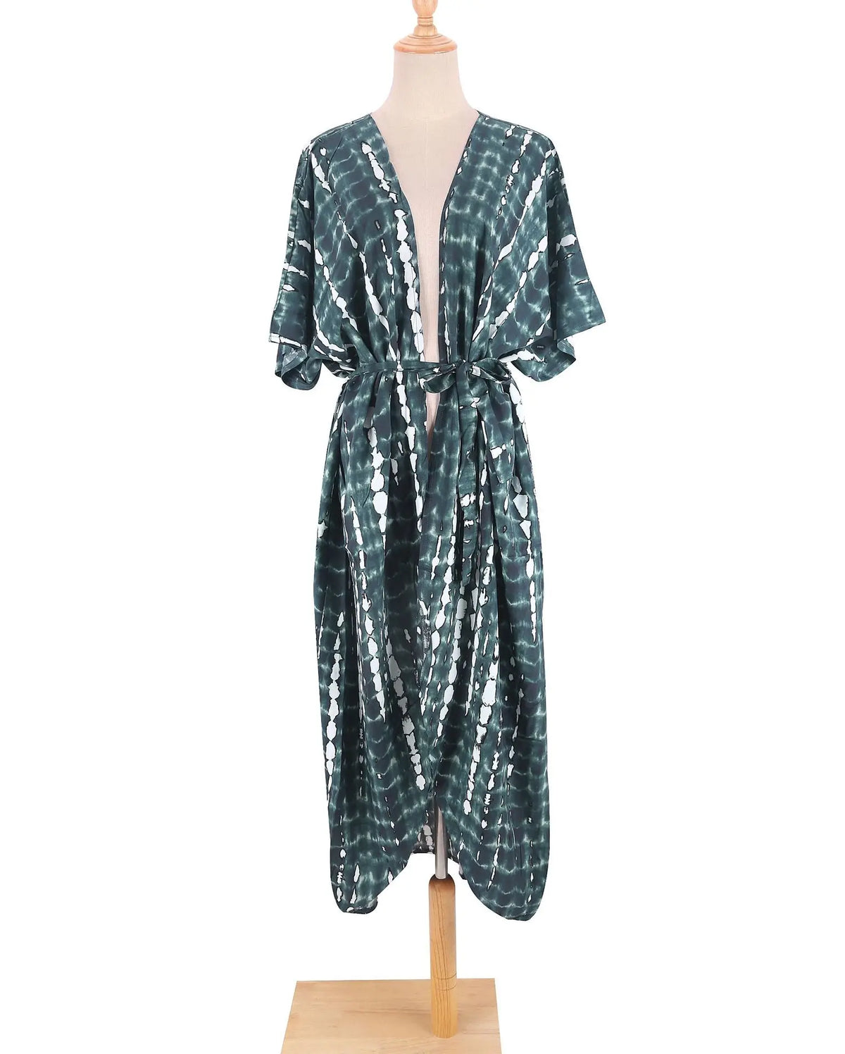 Dunkel-türkis-weißes Tie-Dye Kimono-Kleid auf einem Mannequin.