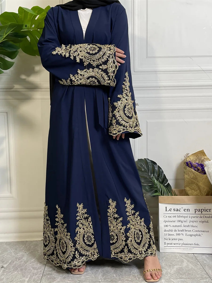 Una abaya kaftan de lujo azul marino con bordado dorado, exhibida en un maniquí.