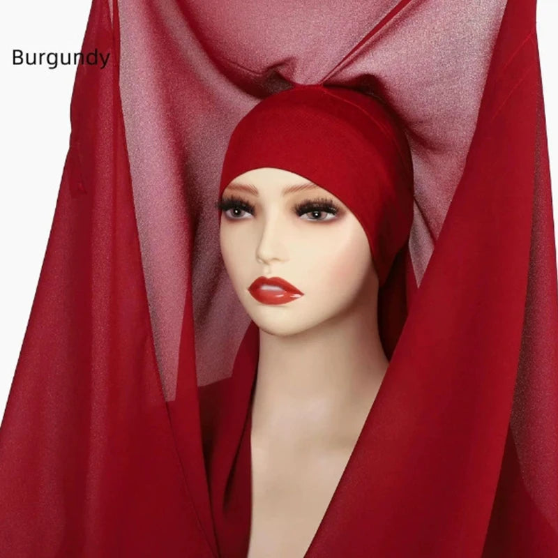 Model trägt einen bordeauxroten Chiffon-Instant-Hijab mit eingebauten Magneten, Nahaufnahme.