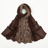 Foulard hijab drapé et fluide en rayon modal dégradé de brun et taupe.