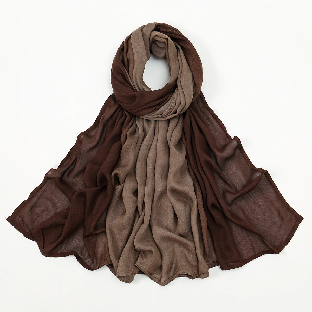 Foulard hijab drapé et fluide en rayon modal dégradé de brun et taupe.