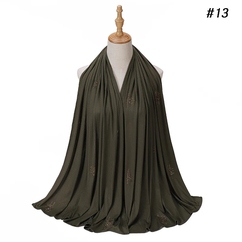 Dunkel olivgrüner gerippter Jersey-Hijab-Schal, drapiert auf einem Mannequin.