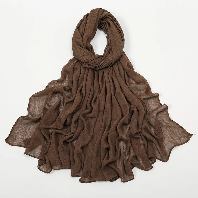 Écharpe châle en rayon terre cuite et froissé pour femmes.