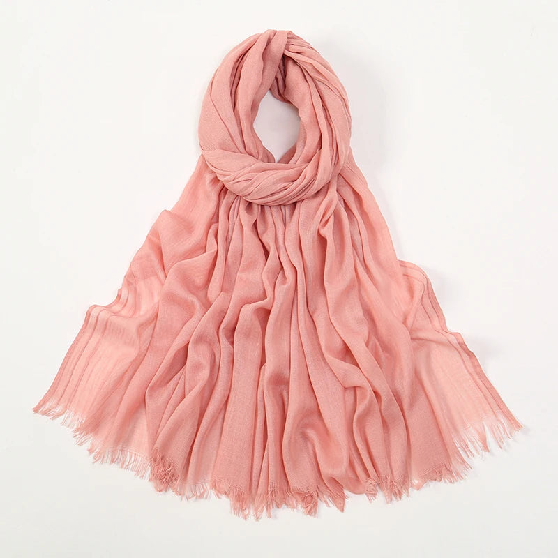 Elegante pañuelo de modal de bambú color rosa empolvado, drapeado y fluido.