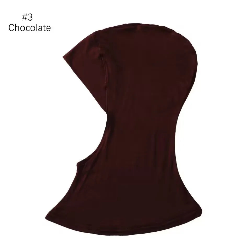 Un hijab ou foulard sombre marron exposé à plat.