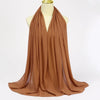 Ein drapierter, fester brauner Chiffon-Hijab-Schal auf einem Mannequin.