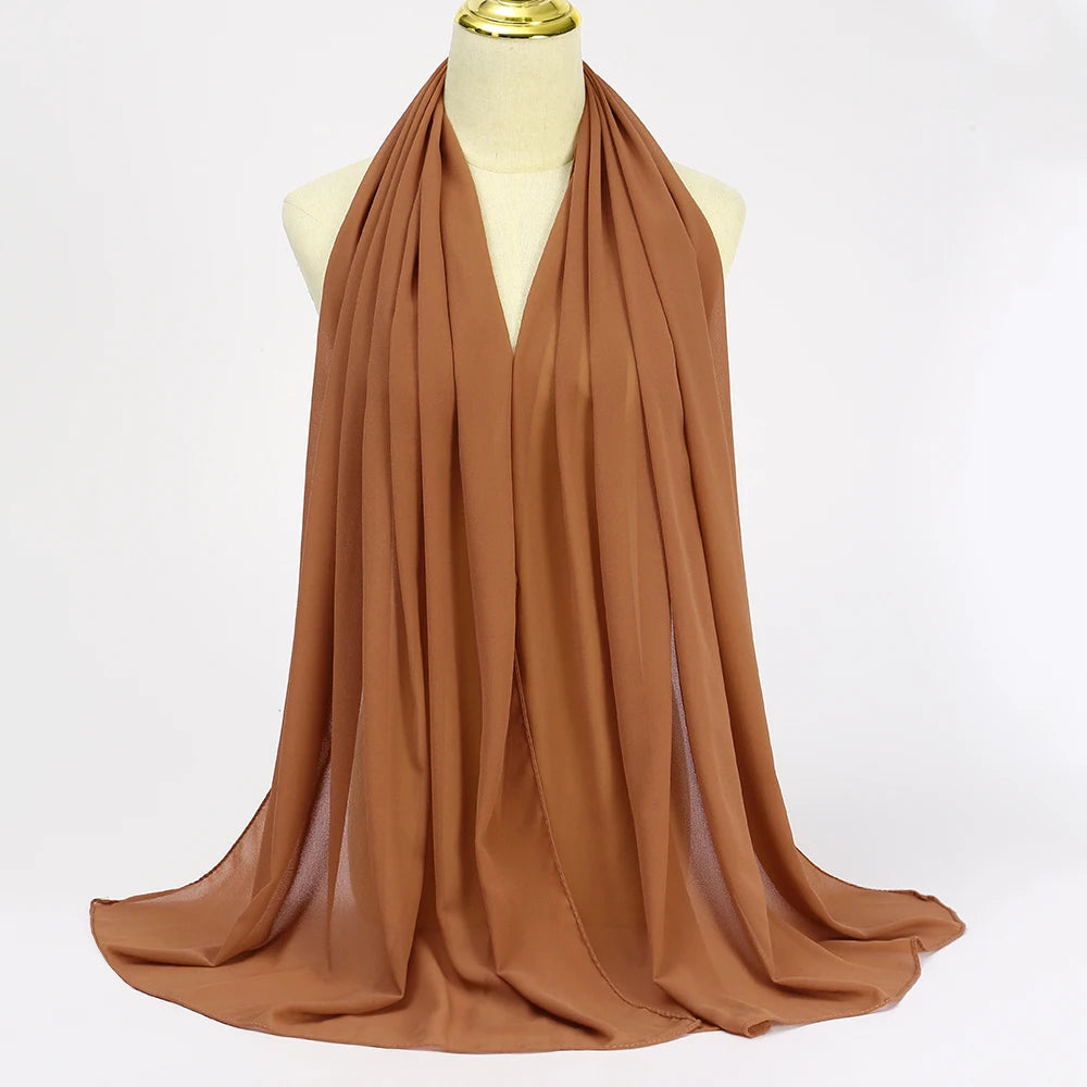 Ein drapierter, fester brauner Chiffon-Hijab-Schal auf einem Mannequin.