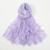 Pañuelo de hijab modal de bambú lavanda suave, drapeado y doblado sobre fondo blanco.