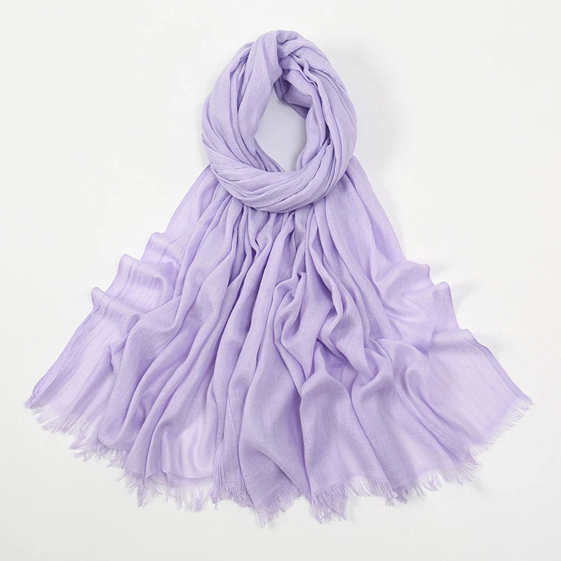 Pañuelo de hijab modal de bambú lavanda suave, drapeado y doblado sobre fondo blanco.