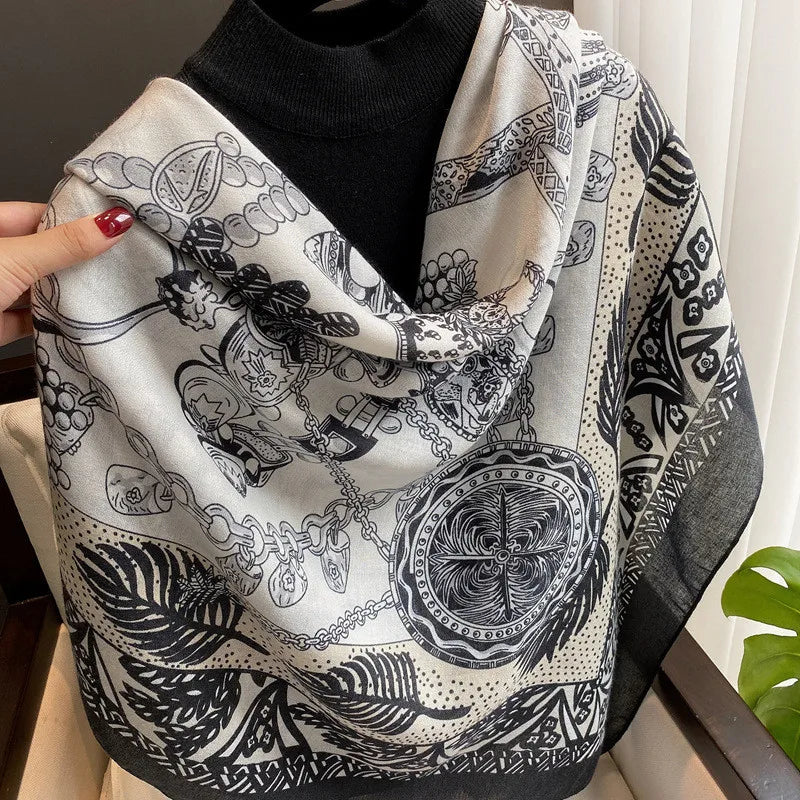 Nahaufnahme eines grau-schwarzen Leopardenmuster-Viskose-Schals, drapiert um einen schwarzen Rollkragenpullover.