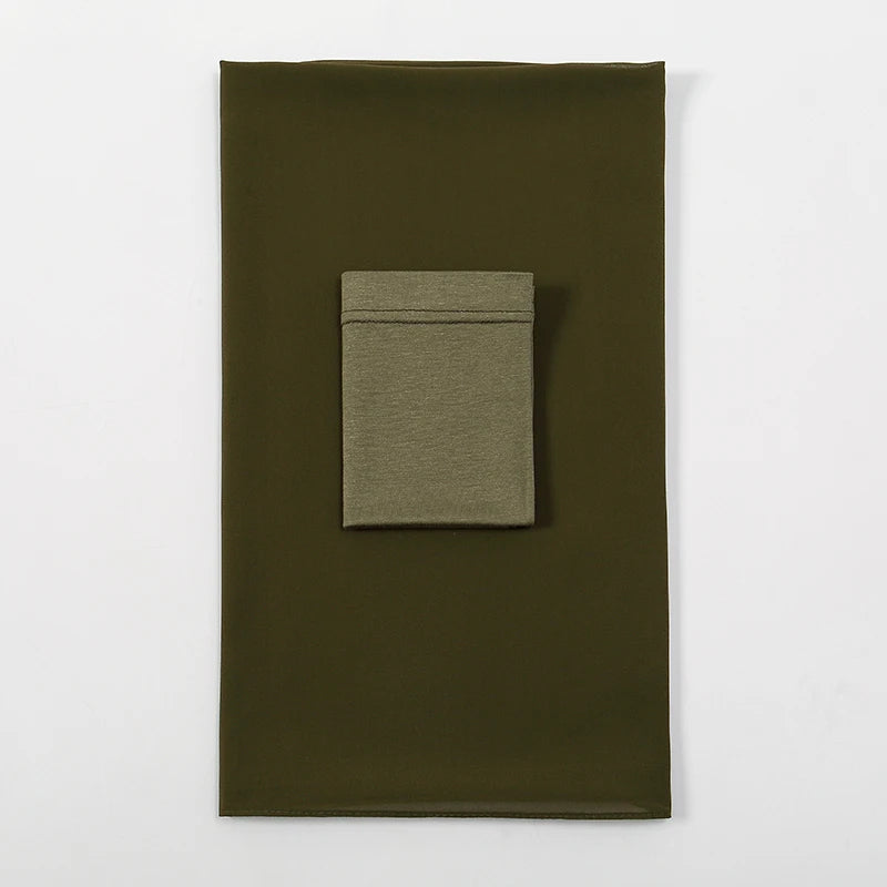 Rechteckige olivgrüne Stofftasche mit passender gefalteter Chiffon-Hijab und Untercap-Set.