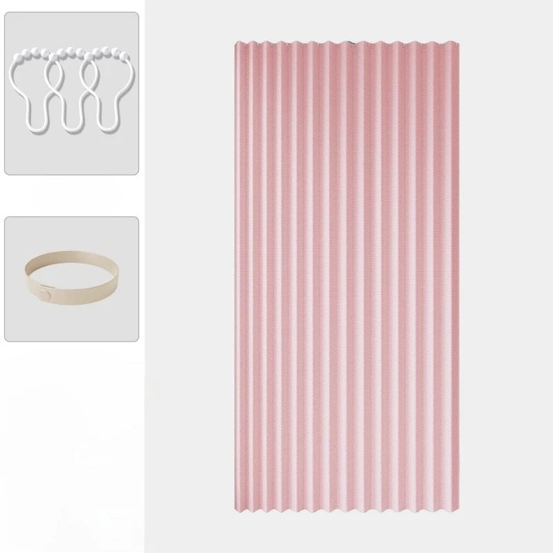 Pinke plissierte Akkordeondurchsichtvorhänge mit Nahaufnahme des Stoffes und einem weißen Armband.
