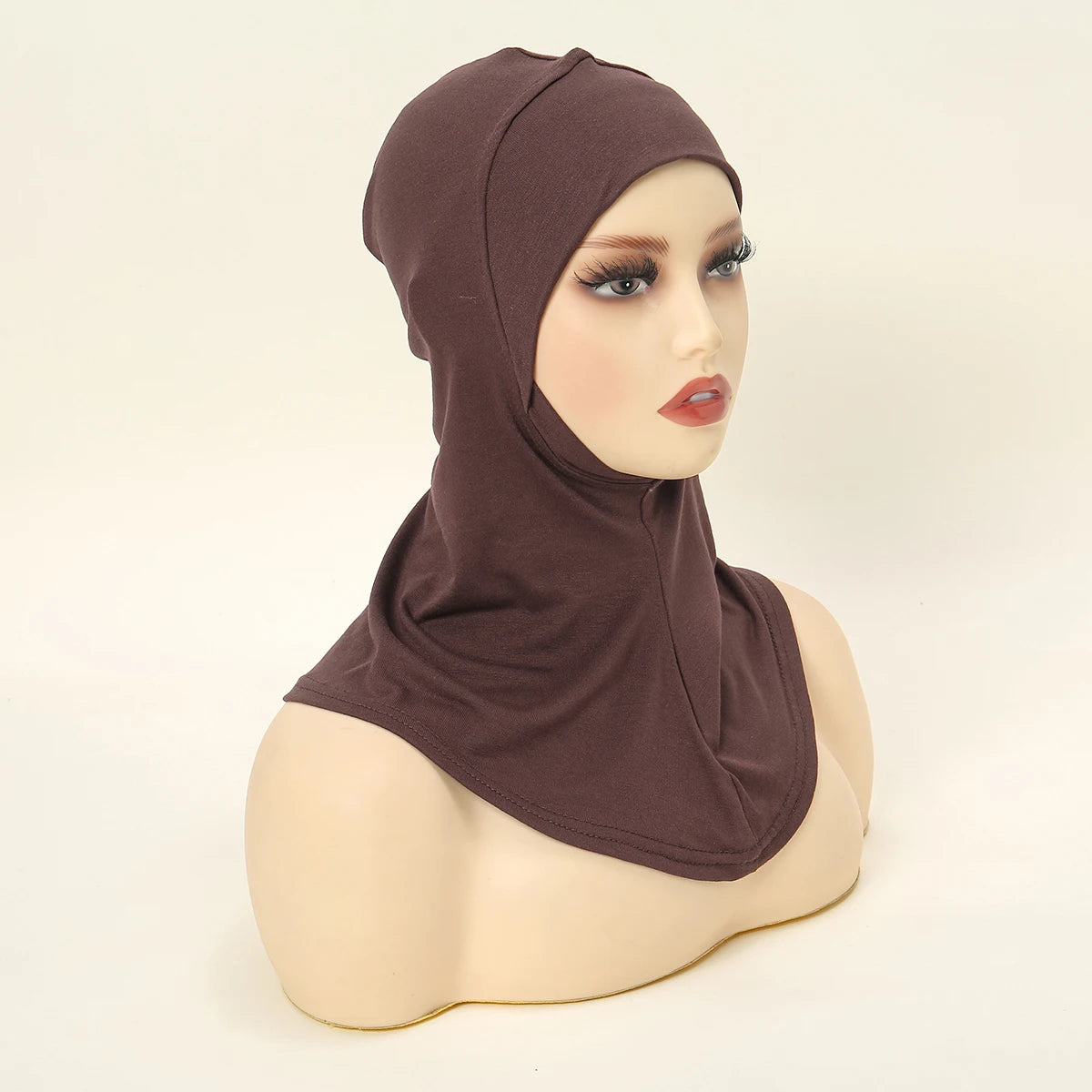 Ein Model trägt einen einfarbigen braunen, dehnbaren Baumwoll-Hijab-Bonnet mit voller Bedeckung.