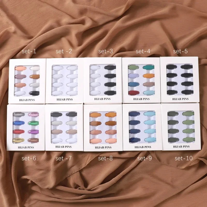 Zehen Sets bunter Hijab-Pins in einer Reihe auf braunem Stoff
