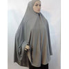 Una mujer modela un pañuelo hijab gris holgado y amplio sobre su cabeza y hombros.