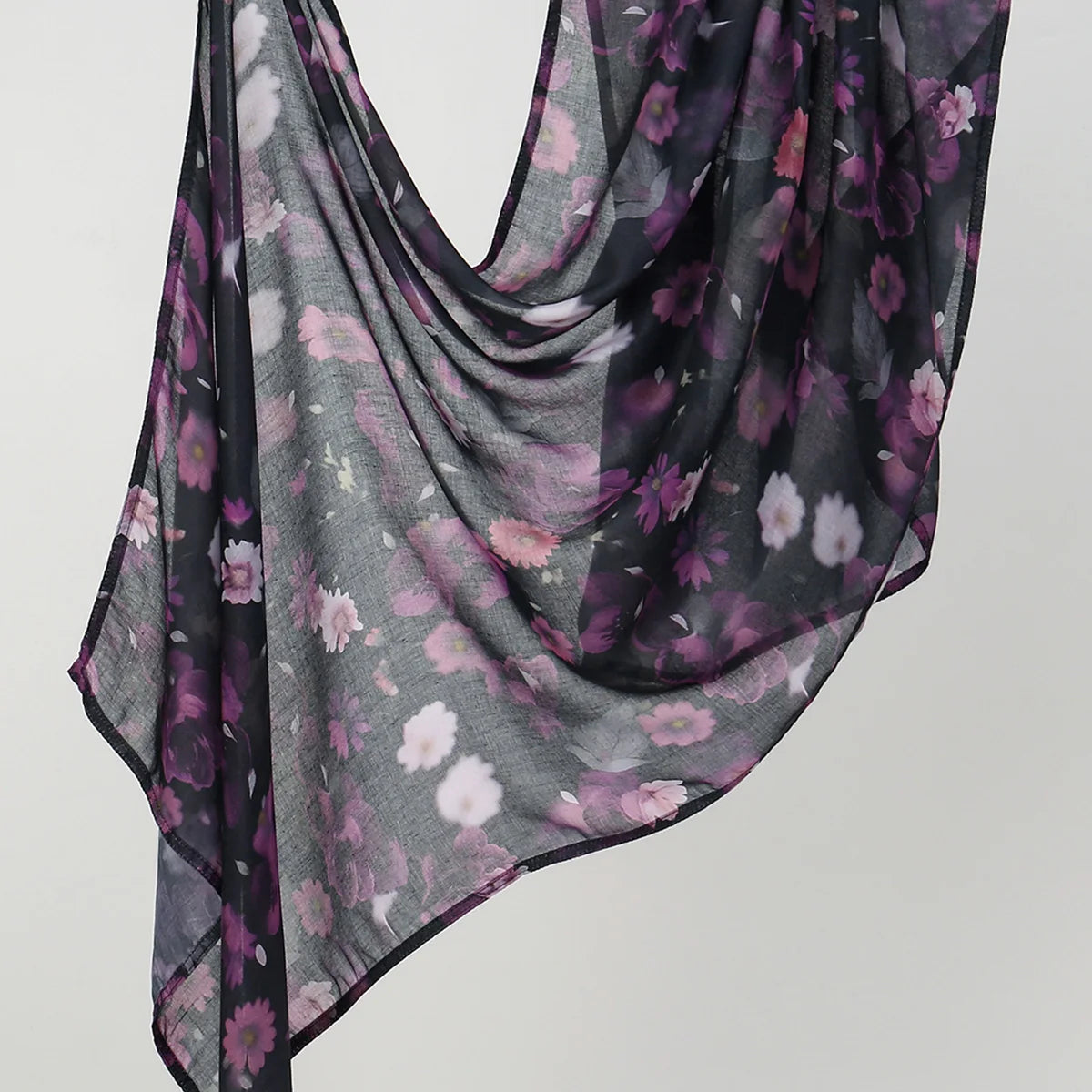 Durchscheinender lila und rosa Blumenmuster-Hijabschal elegant drapiert.
