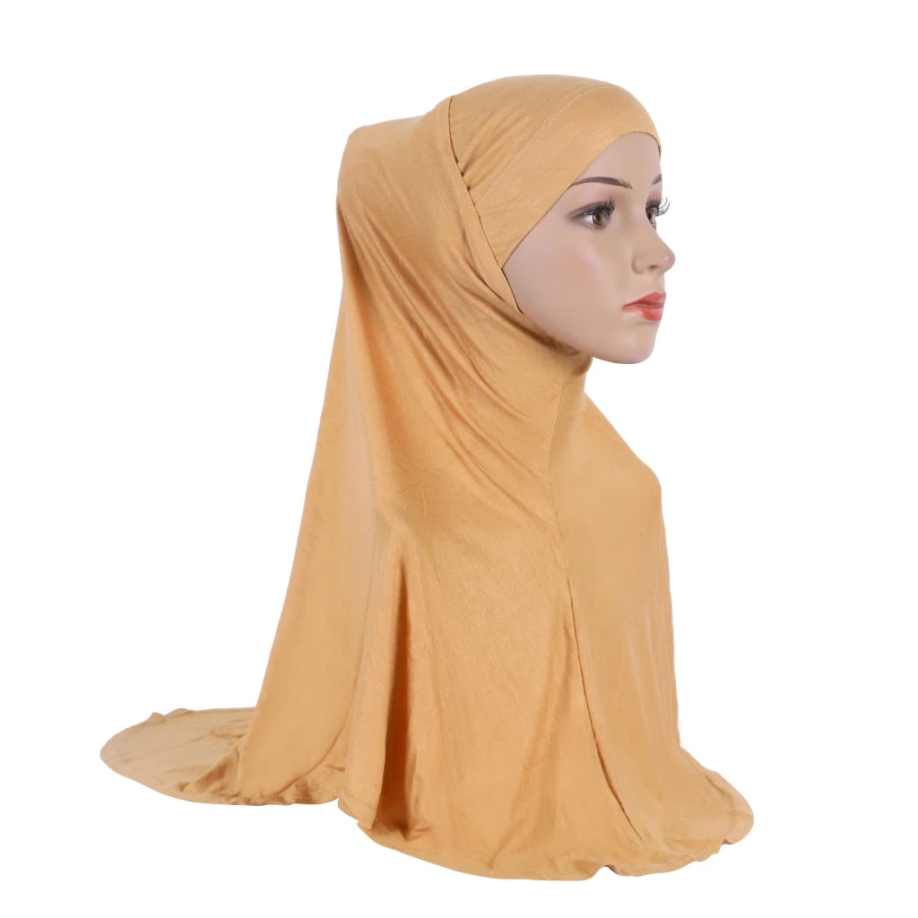 Una modelo lleva un pañuelo hijab de algodón modal en color oro sólido o beige y fluida.