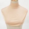 Beige eleganter Rollkragenpullover, präsentiert auf einem Mannequin.