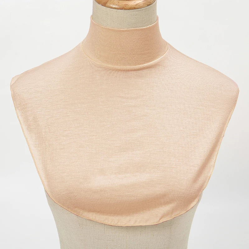 Beige eleganter Rollkragenpullover, präsentiert auf einem Mannequin.