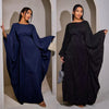 Modelo vistiendo una abaya de manga de murciélago azul marino de lujo para noche.