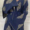 Une élégante caftan abaya bleu foncé islamique avec broderie dorée sur les manches et le corps.