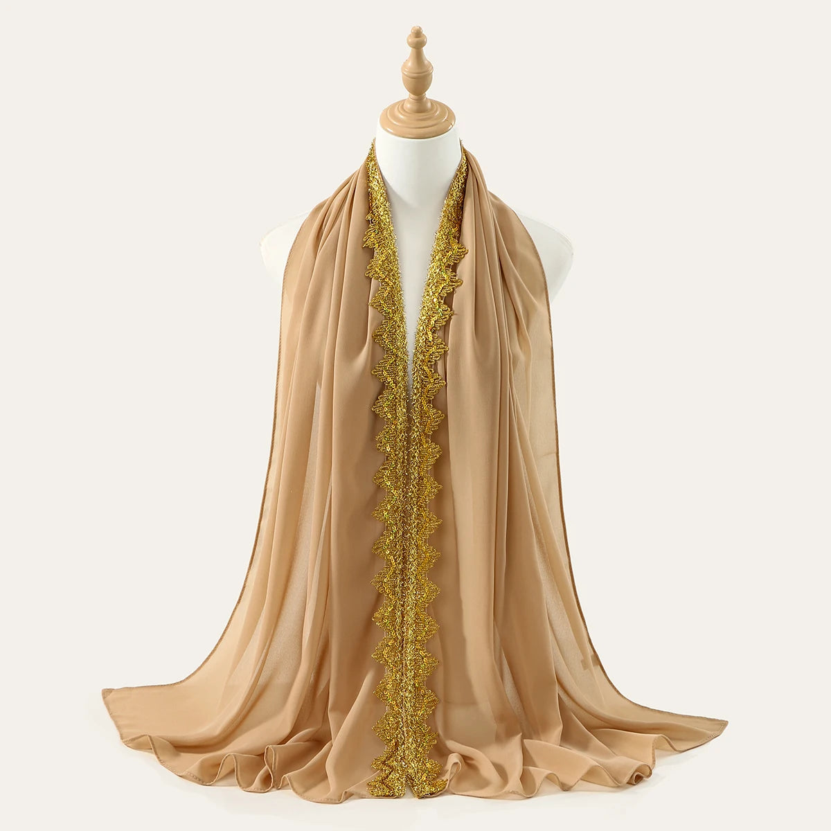 Beige Spitzen-Chiffon-Hijabschal, drapiert um den Hals eines Mannequins.