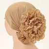 Beige Spitzenblumen-Volumizer-Hijab-Kappe auf einem Mannequin-Kopf.