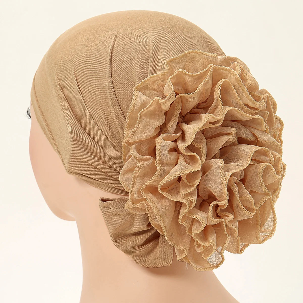 Beige Spitzenblumen-Volumizer-Hijab-Kappe auf einem Mannequin-Kopf.