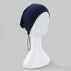 Marineblauer Luxuskleid-Jersey-Turban mit Turban auf weißem Mannequin.