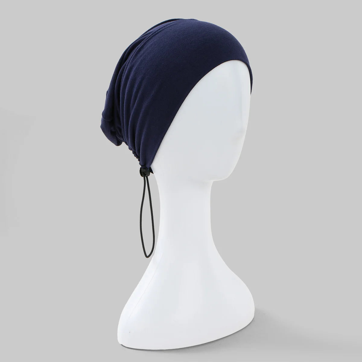 Marineblauer Luxuskleid-Jersey-Turban mit Turban auf weißem Mannequin.