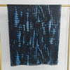 Dunkelblaue und schwarze Tie-Dye-Modal-Schal an einer goldenen Kleiderbügel