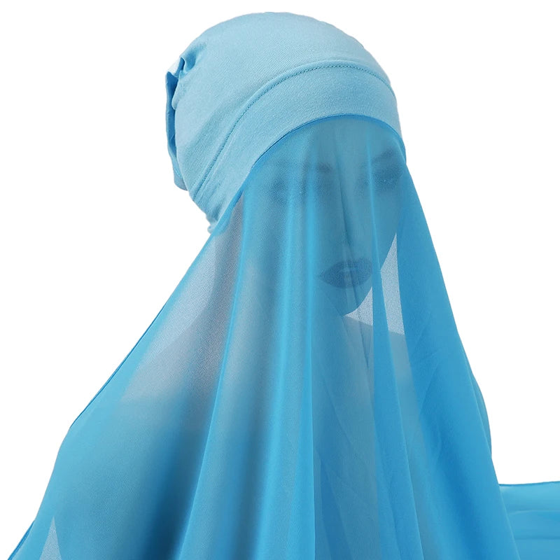Pañuelo y chal instantáneo de gasa azul claro usado por una mujer.