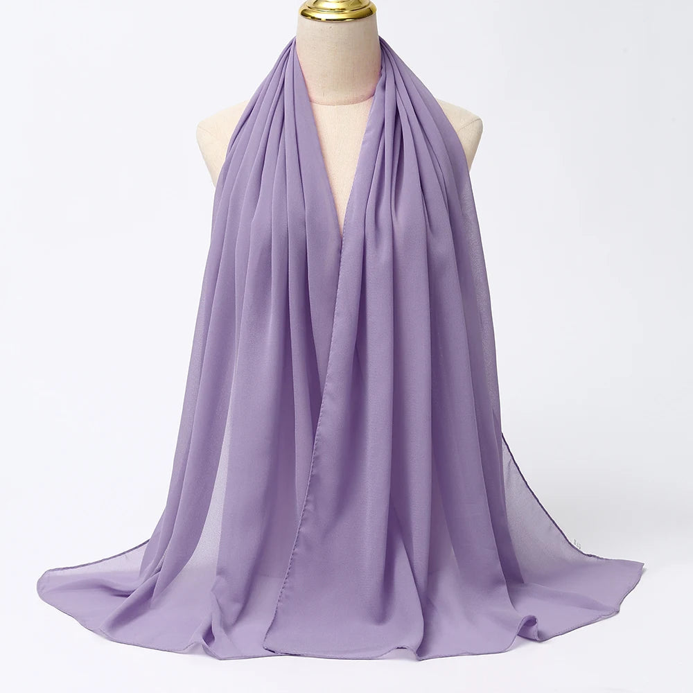 Elegantes, sattes Lila-Chiffon-Hijab-Schal um den Hals eines Mannequins drapiert
