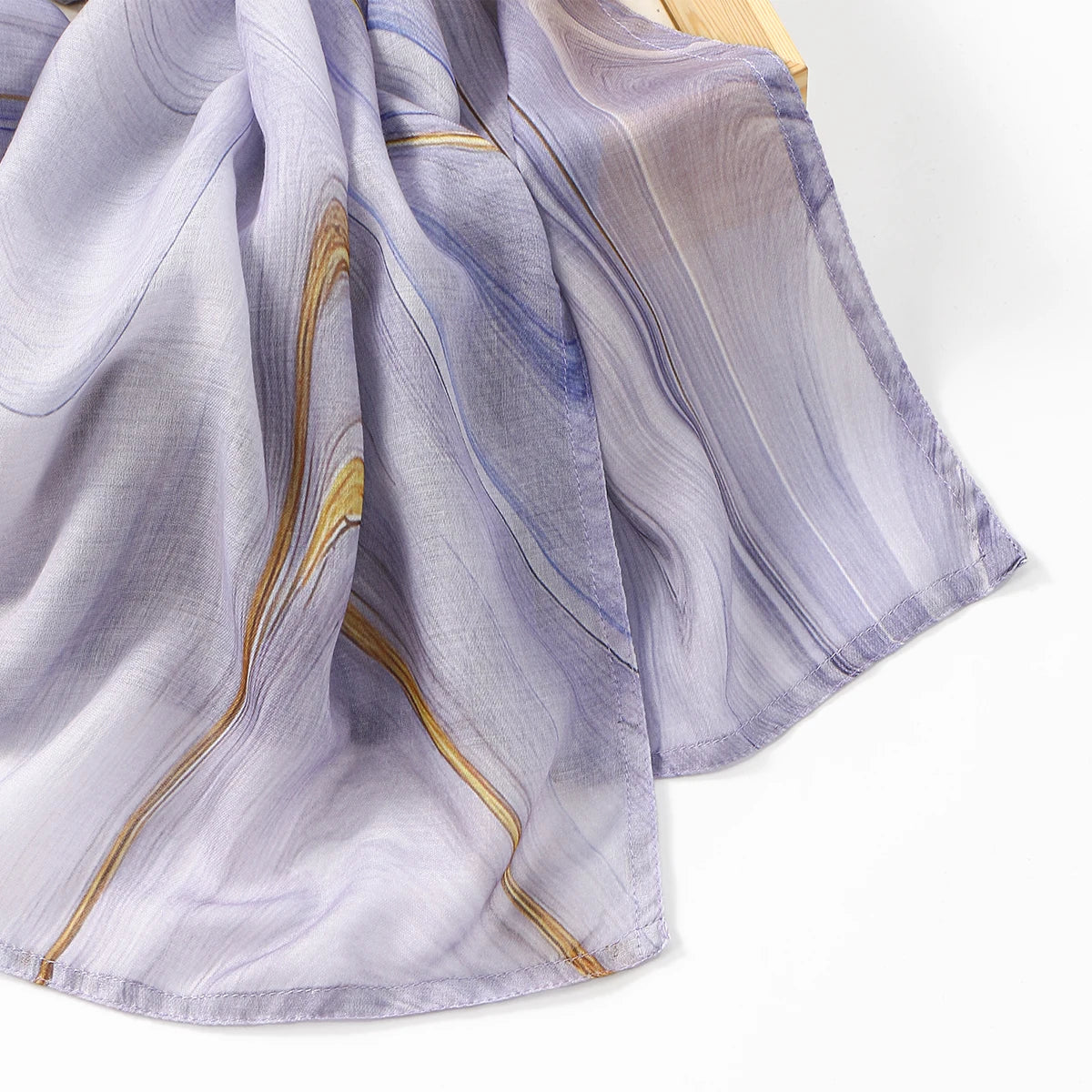 Zart lila und blaues Aquarell-Digitaldruck-Hijab-Schal sanft drapiert.