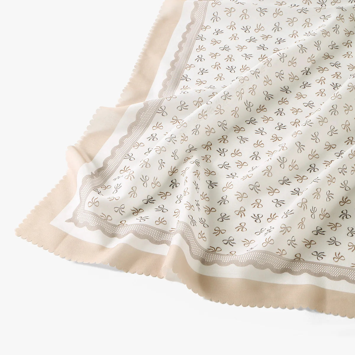 Beige Blumen-Quadrat-Hijabschal mit zarter Spitzenborte und dezentem Muster.