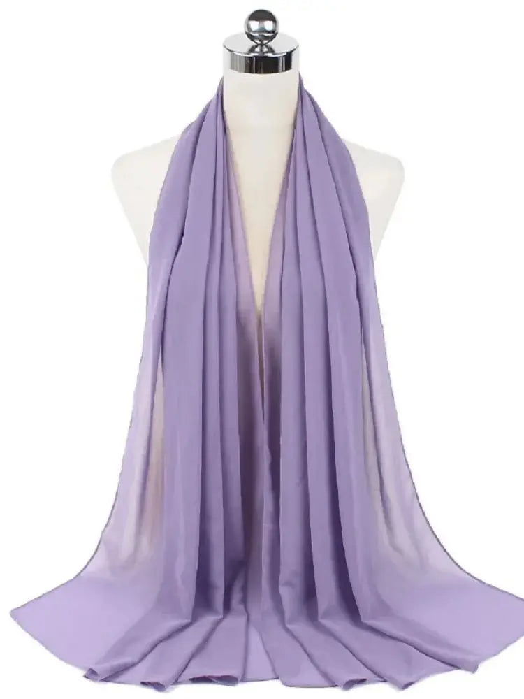 Elegantes, einfarbiges lilafarbenes Chiffon-Hijab-Tuch, drapiert auf einem Mannequin