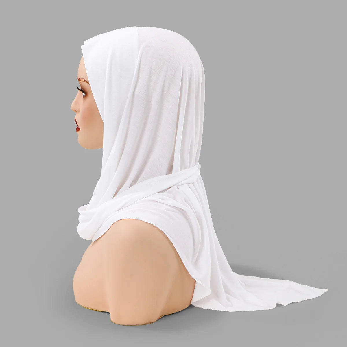Weißer Instant-Hijab-Schal aus Jersey, drapiert auf einem Mannequin.