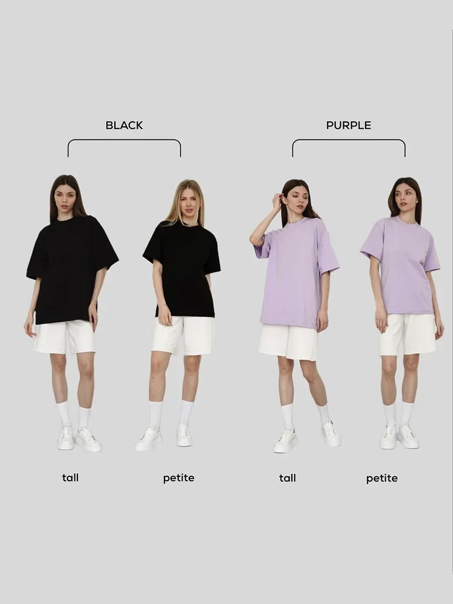 Cuatro modelos vistiendo camisetas básicas de algodón oversize negras y moradas de verano en diferentes alturas.