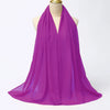Leuchtend violettes Chiffon-Hijab-Tuch um den Hals einer Mannequin