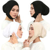 Trois femmes portant des hijabs unis noirs, blancs et beiges