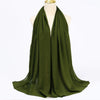 Ein drapierter olivgrüner Chiffon-Hijab-Schal auf einem Mannequin.