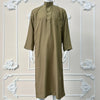 Herren-Islam Jalabiya Thobe Kaftan in olivgrüner Farbe auf einem Mannequin.