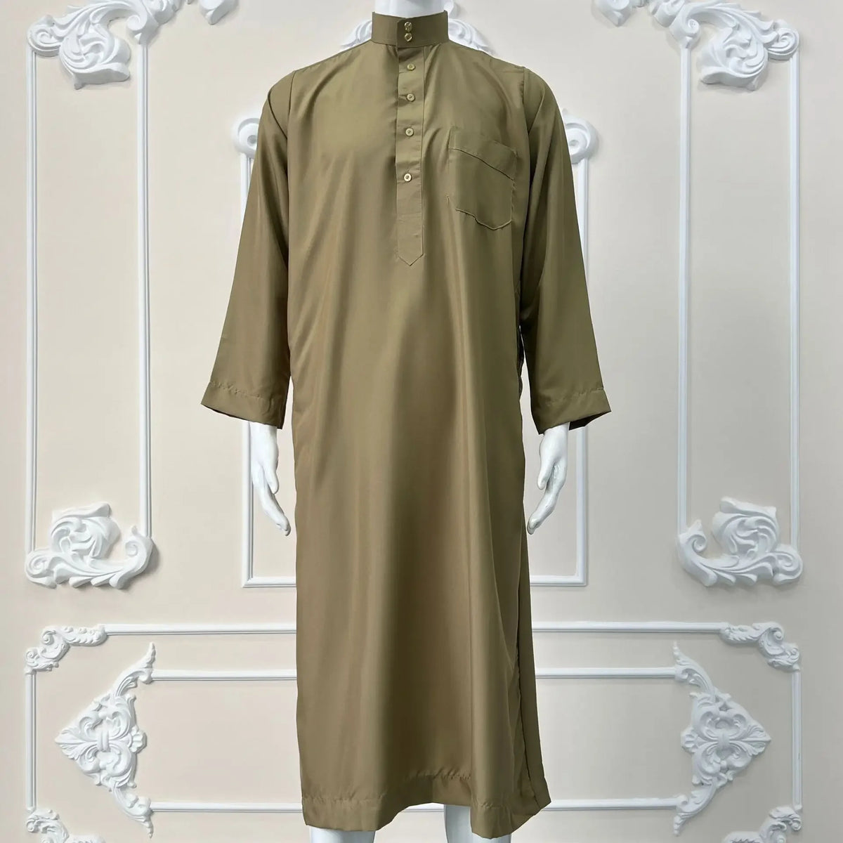 Herren-Islam Jalabiya Thobe Kaftan in olivgrüner Farbe auf einem Mannequin.