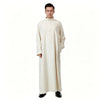 Ein Mann trägt einen cremefarbenen Herren-Robe mit arabem Stehkragen und Langarm