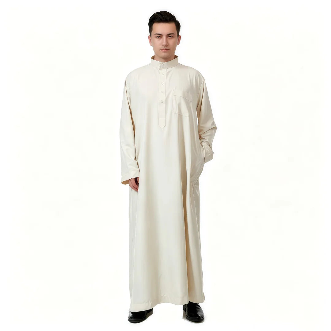 Ein Mann trägt einen cremefarbenen Herren-Robe mit arabem Stehkragen und Langarm