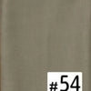 Gros plan d'un foulard modal beige multicolore avec le numéro 54 imprimé sur une étiquette blanche.