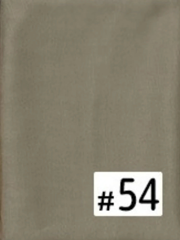 Gros plan d'un foulard modal beige multicolore avec le numéro 54 imprimé sur une étiquette blanche.