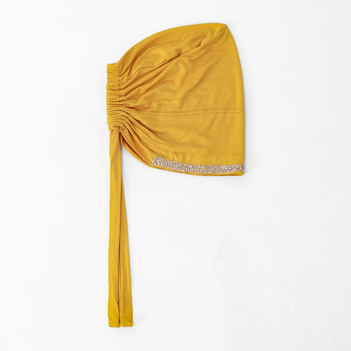 Senffarbener, geraffter Hijab-Cap mit Strassbesatz und langer Umhang.