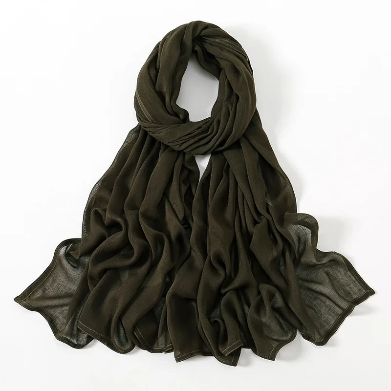 Elegant drapierte, unifarbene Olivgrün-Hijab aus Viscose.